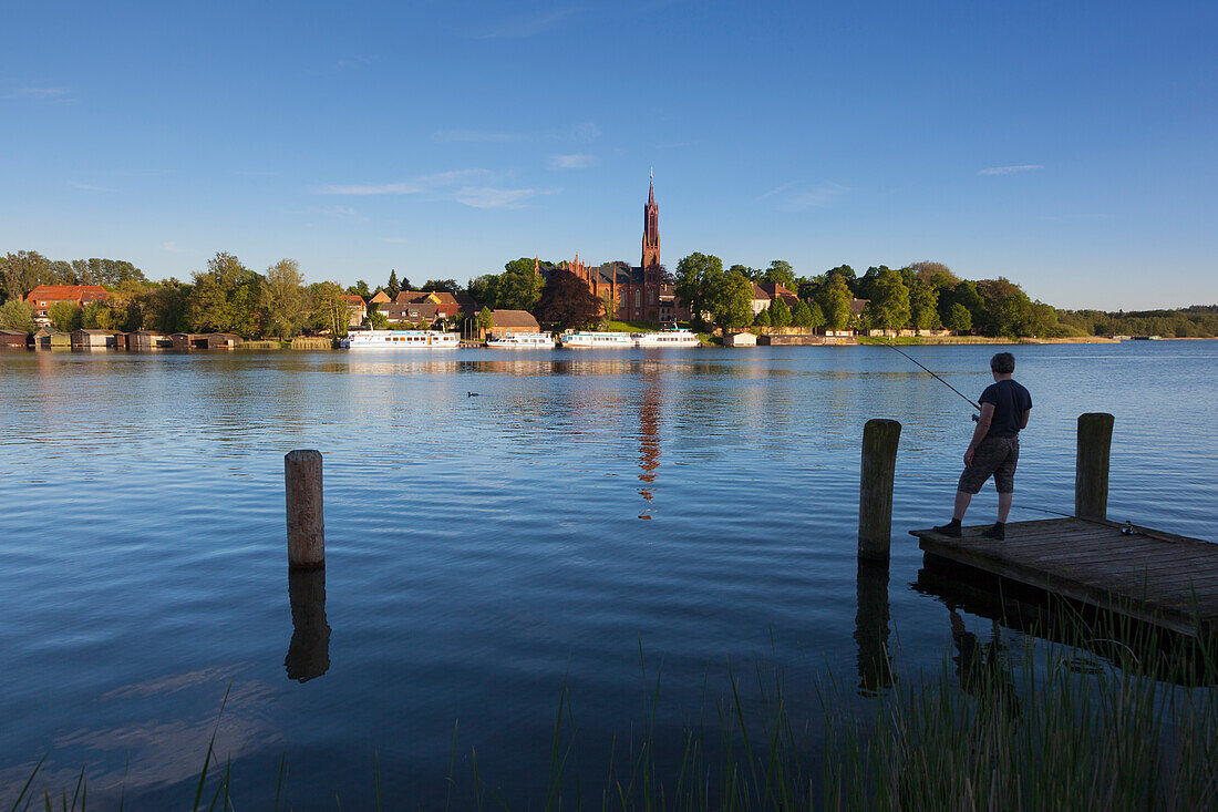 Angler, Blick über den See zum Kloster Malchow, Müritz-Elde-Wasserstrasse, Mecklenburgische Seenplatte, Mecklenburg-Vorpommern, Deutschland