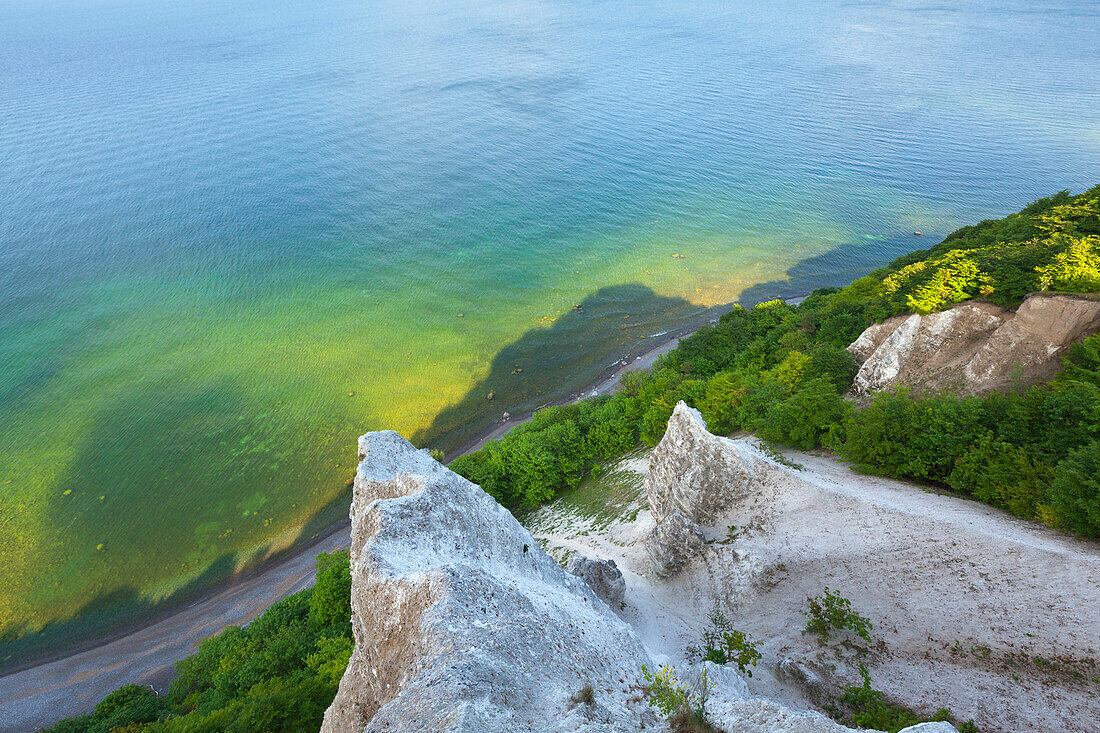 View to the chalk rocks at Viktoria-Sicht, Jasmund National Park, Ruegen,  Baltic Sea, Mecklenburg-West Pomerania, Germany
