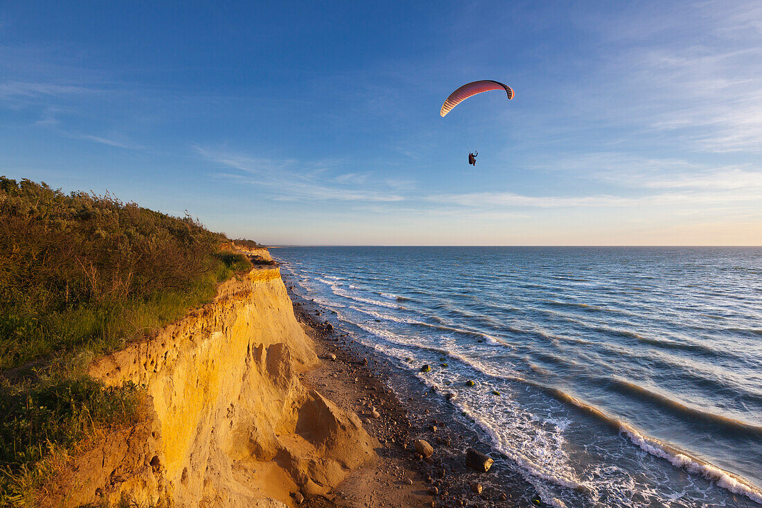 Paraglider am Hohen Ufer bei Ahrenshoop, Ostsee, Mecklenburg-Vorpommern, Deutschland