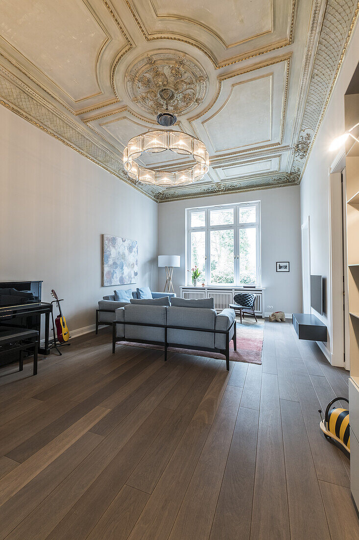 Wohnzimmer in einer modern dekorierten und eingerichteten Jugendstilwohnung in Hamburg, Norddeutschland, Europa