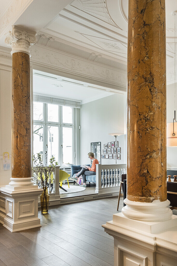 Frau in einer modern dekorierten und eingerichteten Jugendstilwohnung in Hamburg, Norddeutschland, Europa