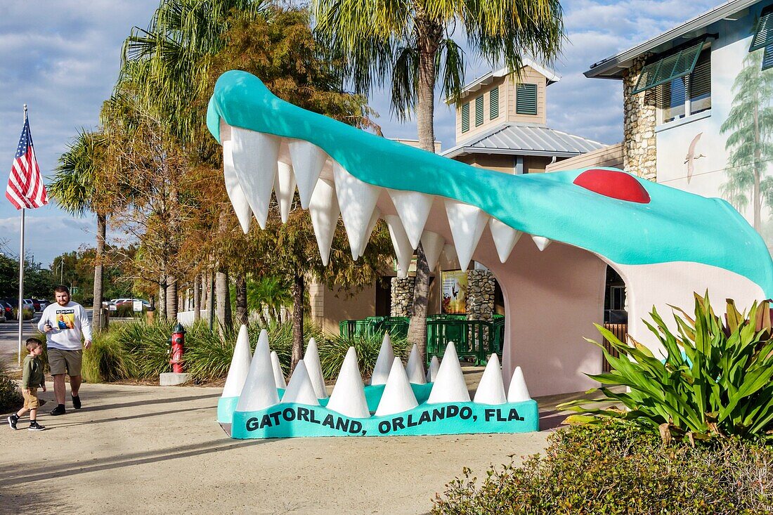 Florida, Orlando, Gatorland, front, entrance, giant alligator, mouth, jaw.,G14-2357404 - © - Jeff Greenberg