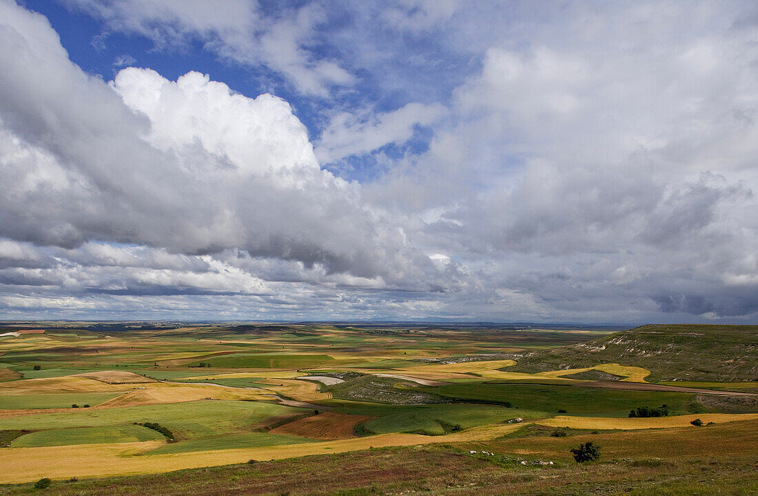 Blick von der Anhöhe Alto de Mostelares, bei Castrojeriz, Camino Frances, Jakobsweg, Camino de Santiago, Pilgerweg, UNESCO Welterbe, europäischer Kulturweg, Provinz Burgos, Altkastilien, Castilla y Leon, Nordspanien, Spanien, Europa