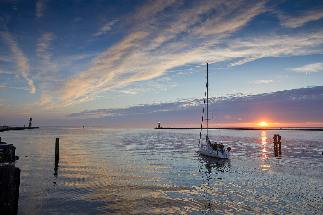 Morgenstimmung am Seekanal in Warnemünde, Ostseeküste, Mecklenburg Vorpommern, Deutschland