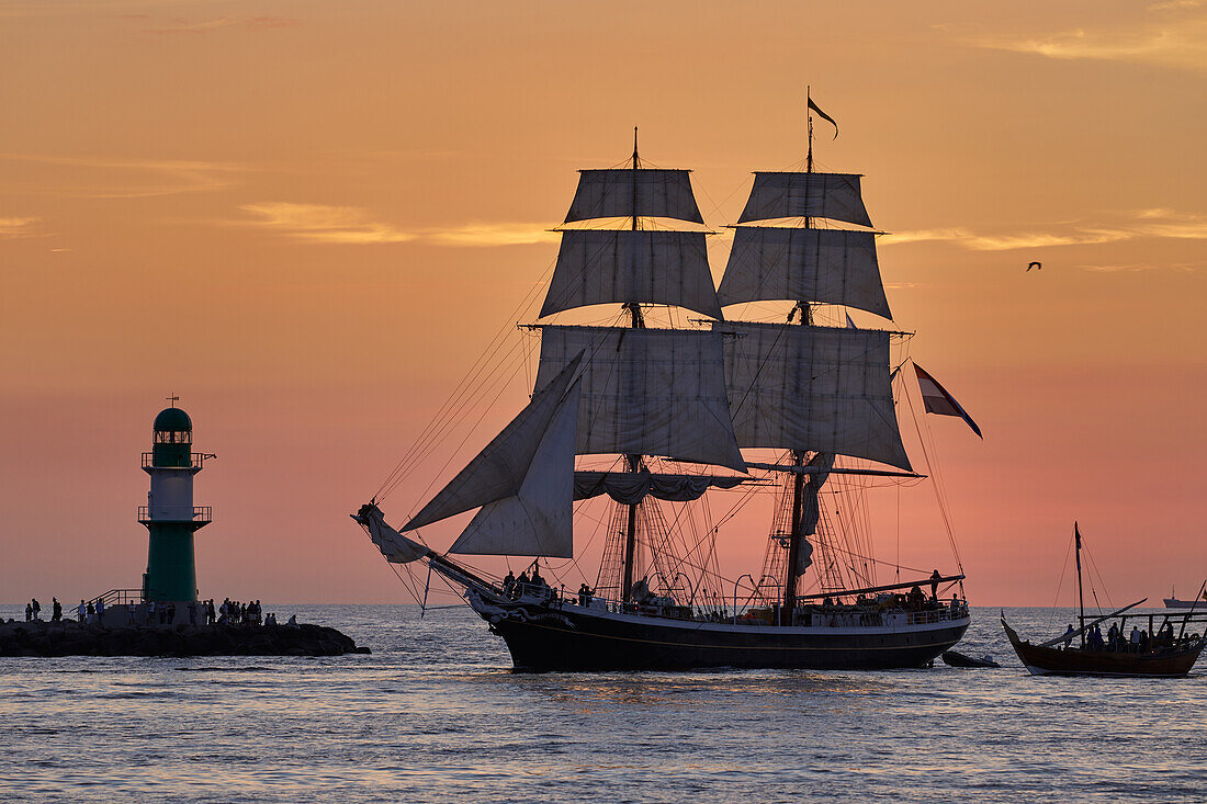 Traditionssegler zum Sonnenuntergang, Hanse Sail Rostock, Warnemünde, Mecklenburg Vorpommern, Deutschland