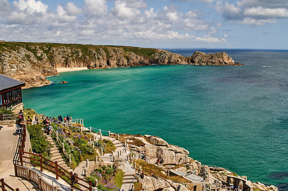 Blick über das Minack Theater zum Hafen von Porthcurno bei Penzance, West Cornwall, England, Großbritannien, Europa