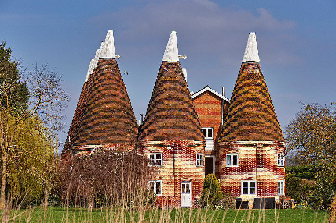 Oast Häuser, ursprünglich verwendet, um Hopfen in Bier-Herstellung, umgewandelt in Bauernhaus Unterkunft in Hadlow, Kent, England, Großbritannien, Europa