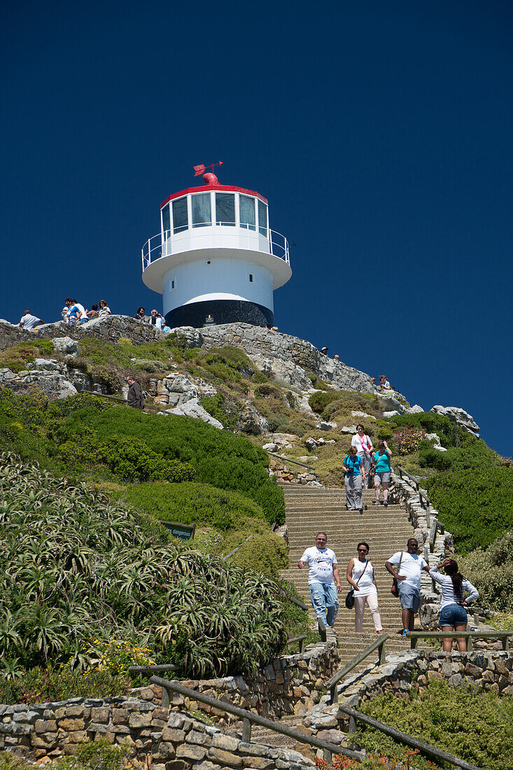 Tourist klettern auf und ab Schritte, um den Leuchtturm am Cape Point, Kapstadt, Südafrika, Afrika zu besuchen