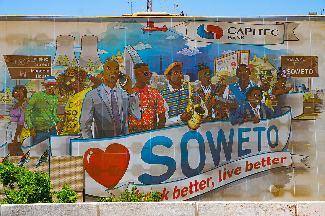 Öffentlich gemaltes Willkommen und Werbeschild der Bank besser, besser leben, an der Wand am Eingang zu Soweto (South Western Township), Johannesburg, Südafrika, Afrika
