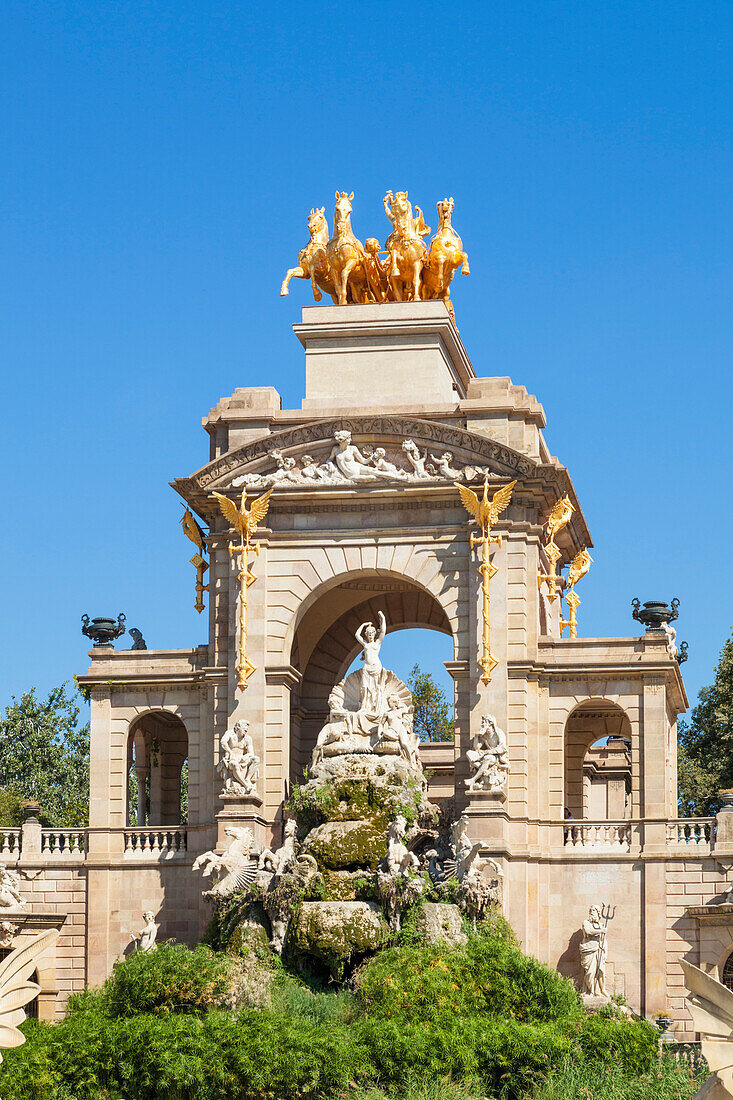 Triumphal arch and Cascada fountain in the Parc de la Ciutadella, Barcelona, Catalonia (Catalunya), Spain, Europe