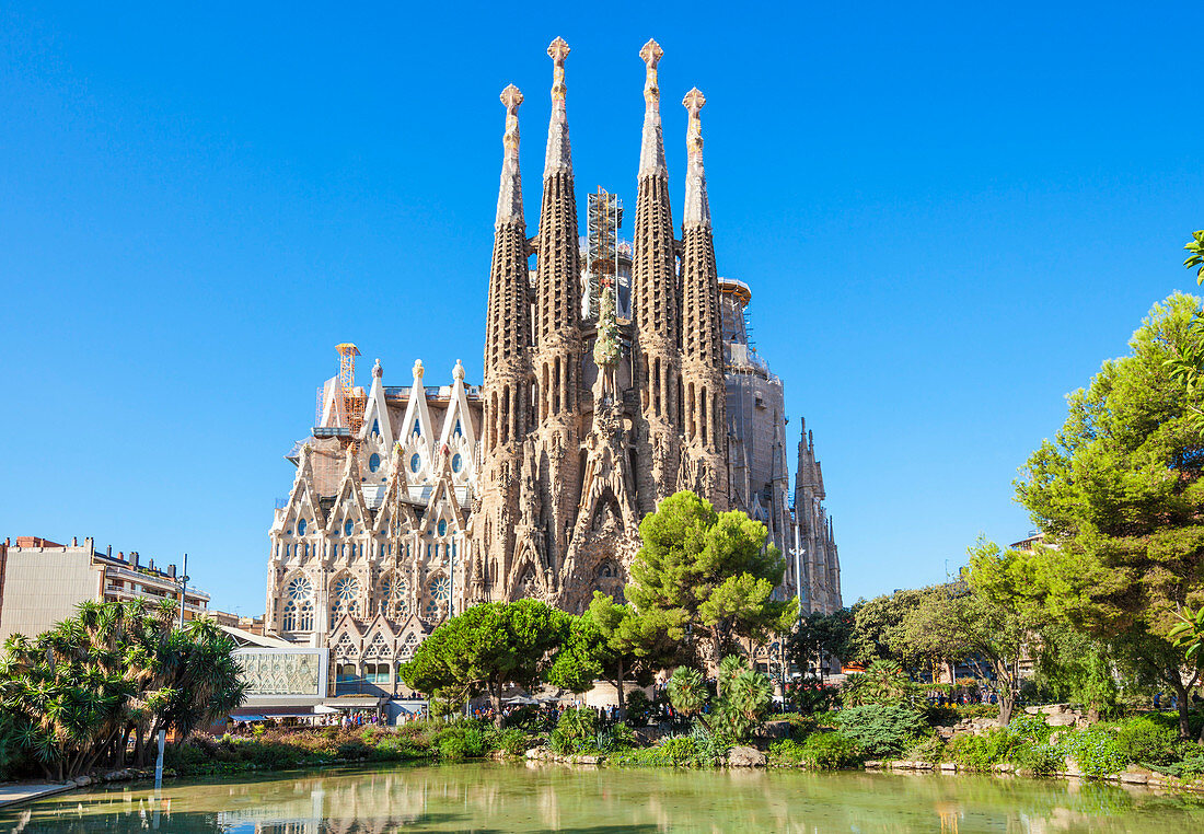 La Sagrada Familia church front view, designed by Antoni Gaudi, UNESCO World Heritage Site, Barcelona, Catalonia (Catalunya), Spain, Europe