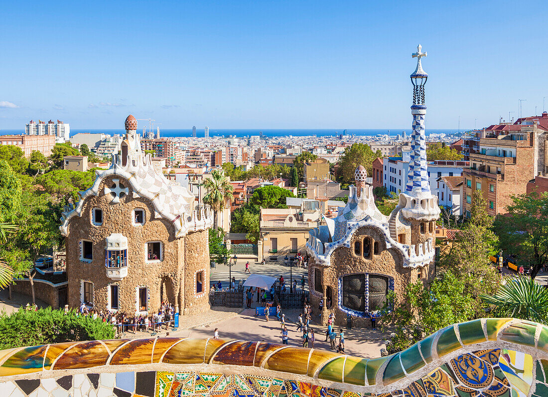 Eingangshalle zum Parc Guell entworfen von Antoni Gaudi, UNESCO-Weltkulturerbe, mit einer Skyline Blick auf die Stadt Barcelona, ??Katalonien (Katalonien), Spanien, Europa