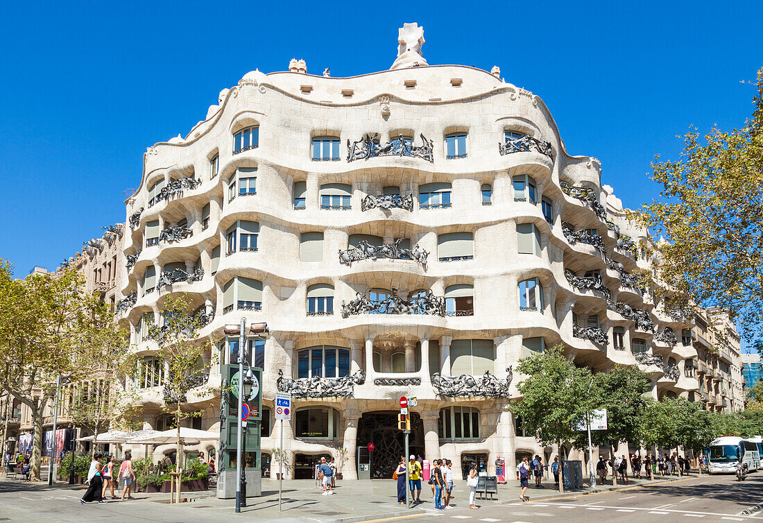 Fassade der Casa Mila (La Pedrera) von Antoni Gaudi, UNESCO Weltkulturerbe, Barcelona, ??Katalonien (Katalonien), Spanien, Europa