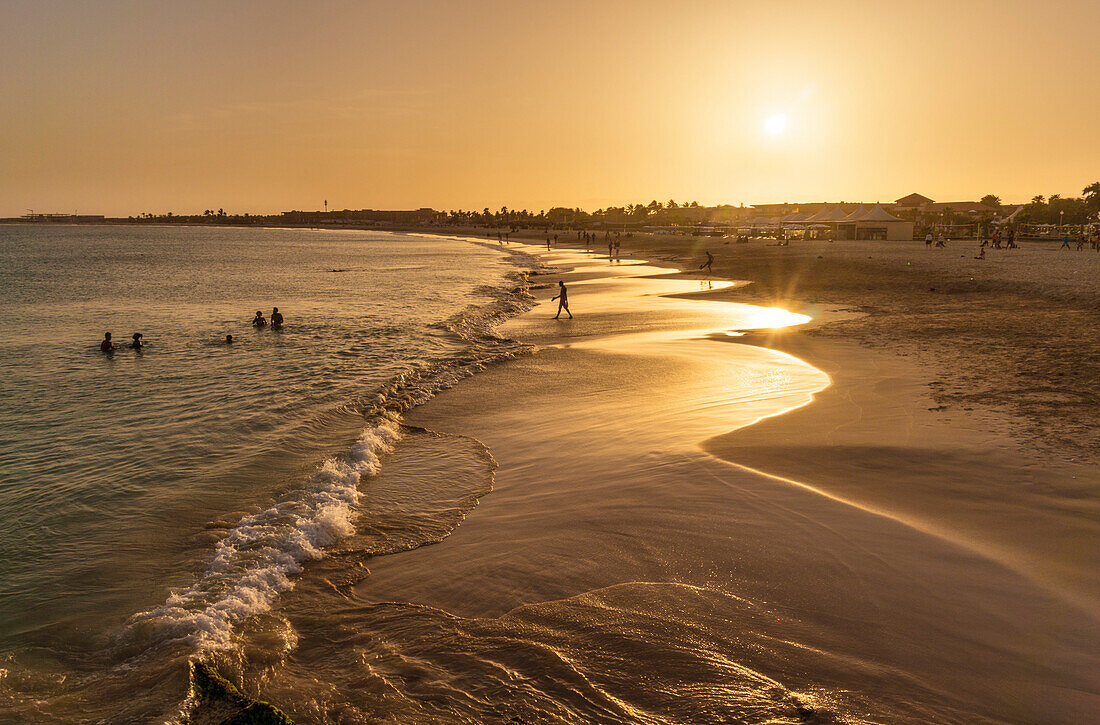 Sonnenuntergang am Strand in Santa Maria, Praia de Santa Maria, Baia de Santa Maria, Insel Sal, Kap Verde, Atlantik, Afrika