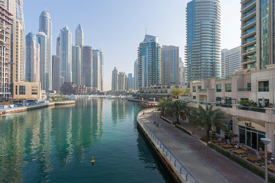Blick auf hohe Gebäude in Dubai Marina, Dubai, Vereinigte Arabische Emirate, Mittlerer Osten