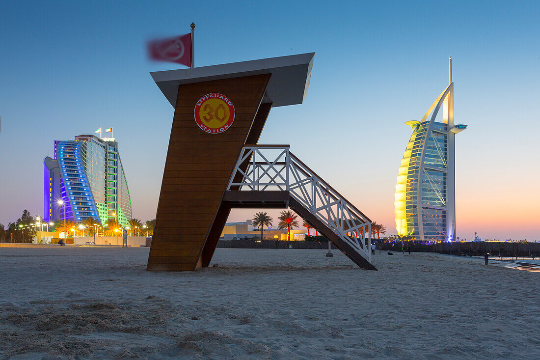 Burj Al Arab Hotel, Sonnenuntergang und Rettungsschwimmer Wachturm am Jumeirah Beach, Dubai, Vereinigte Arabische Emirate, Mittlerer Osten