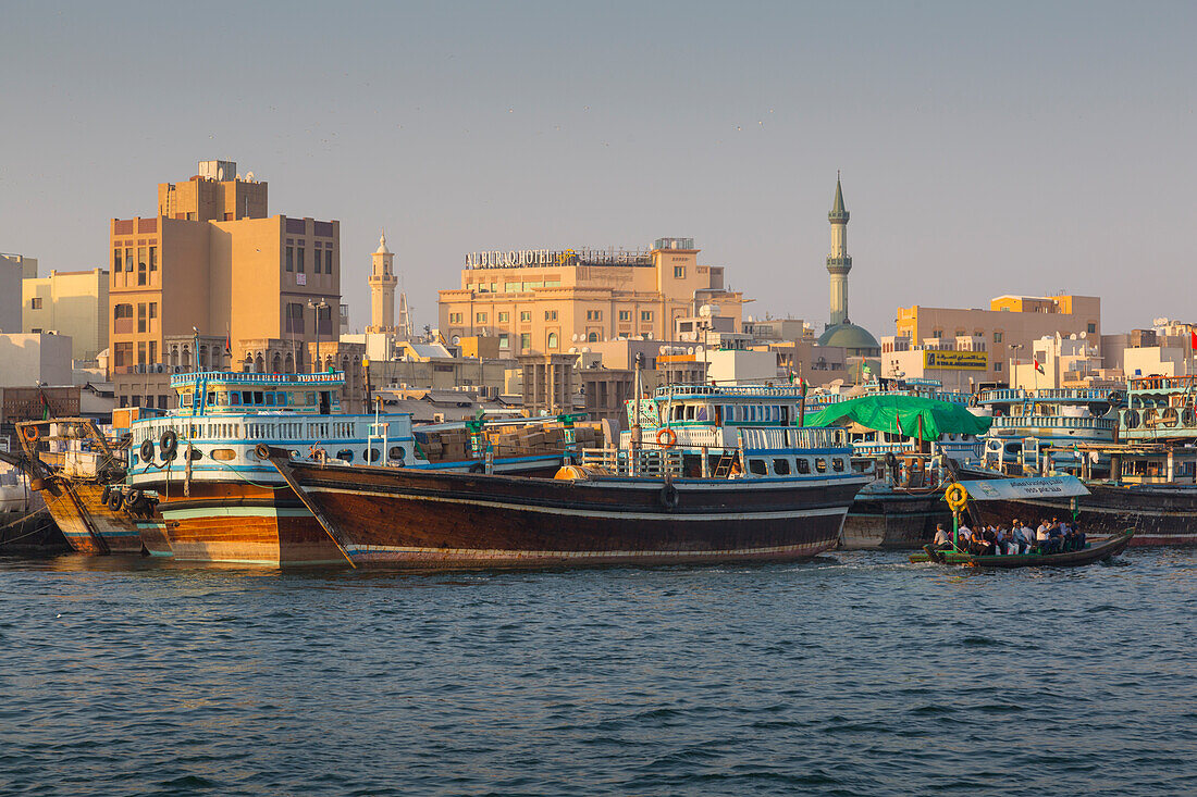 Blick auf Deira Bezirk und Boote auf Dubai Creek, Bur Dubai, Dubai, Vereinigte Arabische Emirate, Mittlerer Osten