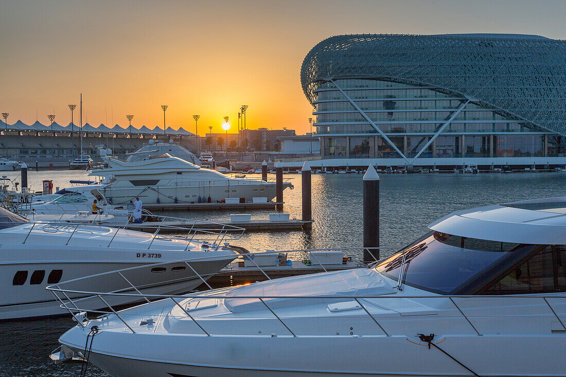 Das Yas Viceroy Hotel und Yas Marina bei Sonnenuntergang, Yas Island, Abu Dhabi, Vereinigte Arabische Emirate, Mittlerer Osten
