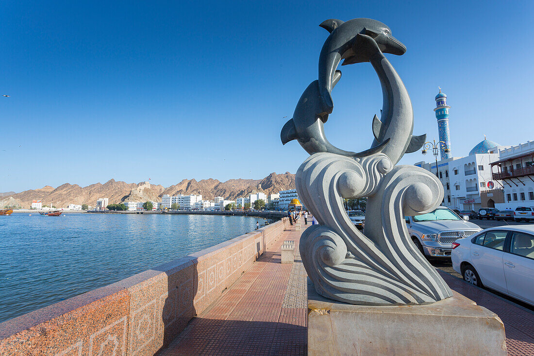 Abendansicht einer Skulptur auf der Corniche bei Muttrah, Muscat, Oman, Mittlerer Osten