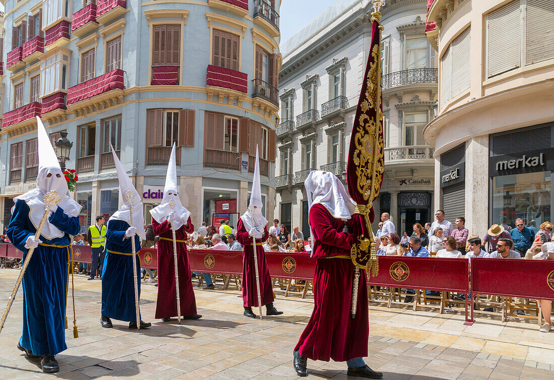 Einheimische, die an der Auferstehungsparade am Ostersonntag, Malaga, Costa del Sol, Andalusien, Spanien, Europa teilnehmen