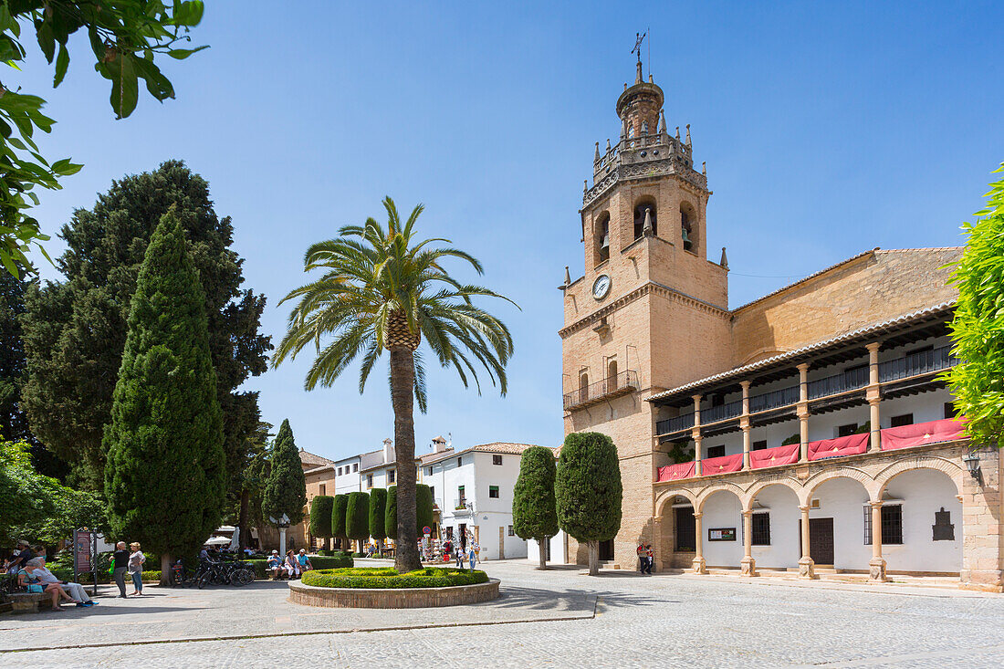 Blick auf Parroquia Santa Maria la Mayor in der Plaza Duquesa de Parcent, Ronda, Andalusien, Spanien, Europa
