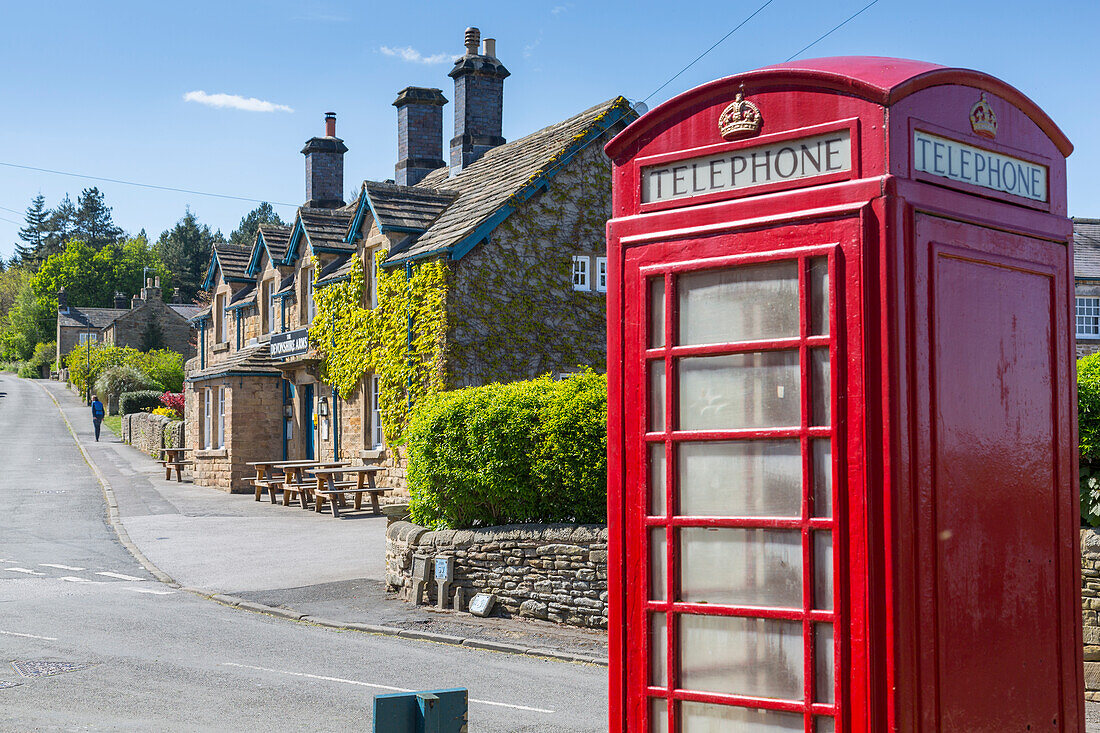 Rote Telefonzelle im Beeley Village im Frühling, Derbyshire Dales, Derbyshire, England, Großbritannien, Europa