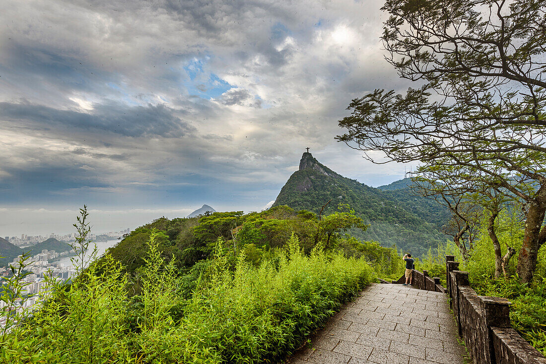Blick auf Corcovado Berg Von Mirante Dona Marta, Tijuca Wald Nationalpark, Rio De Janeiro, Brasilien