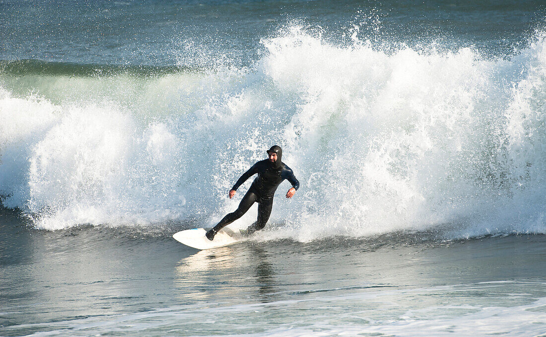 Surfer im Neoprenanzug