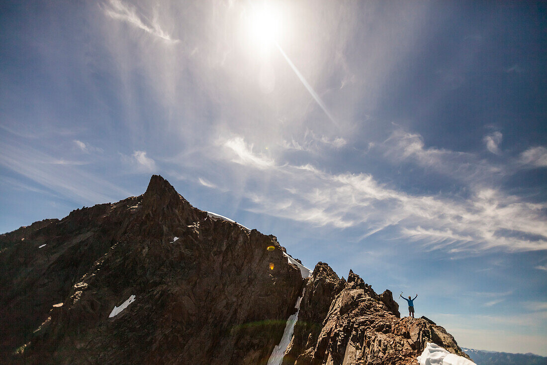 Wanderer stehen im Sieg Pose auf Bergkamm