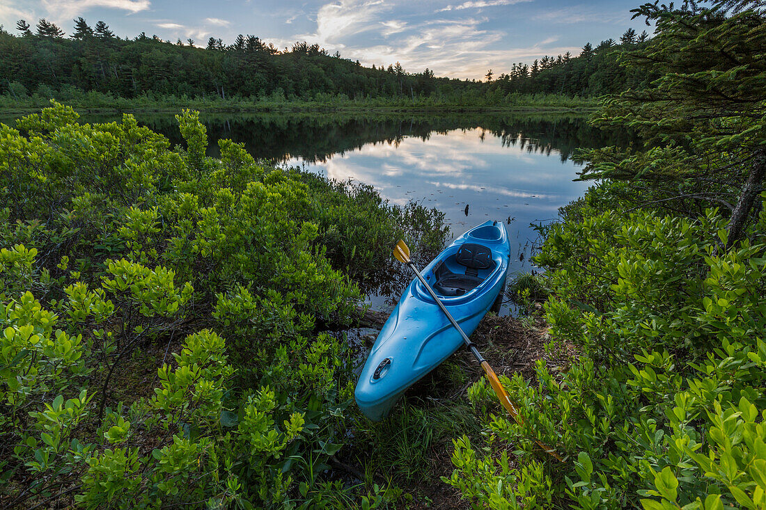 Ein Kajak auf dem Ufer des runden Teiches in Barrington, New Hampshire