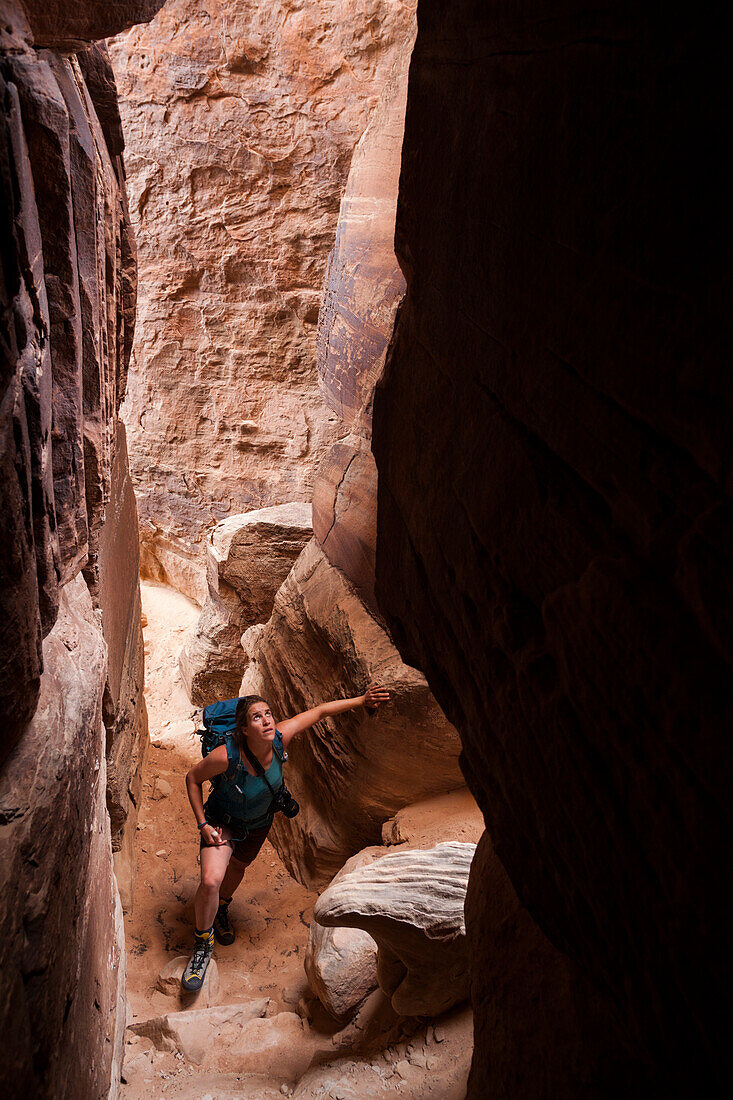 Eine Frau geht zwischen Sandsteintürmen im Puppenhaus im Canyonlands Nationalpark, Utah.