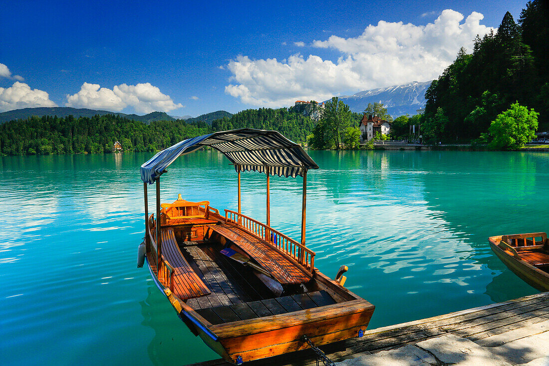 Traditionelles Pletna Boot auf dem See Bled in Slowenien