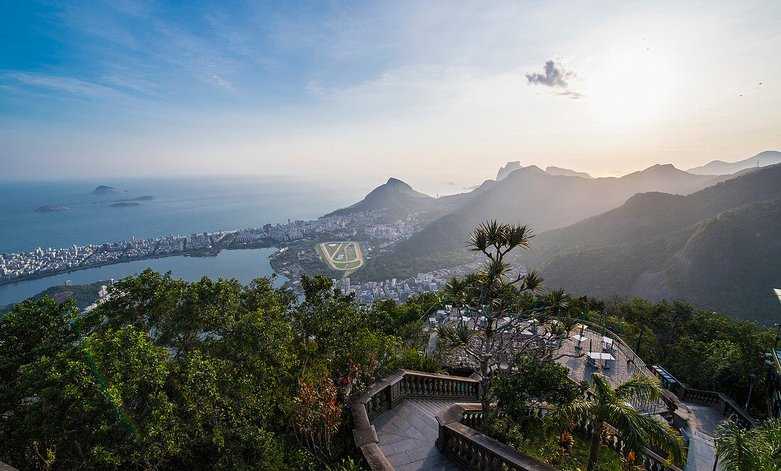 Treppen führen zu Christus die Erlöser-Statue in Rio de Janeiro
