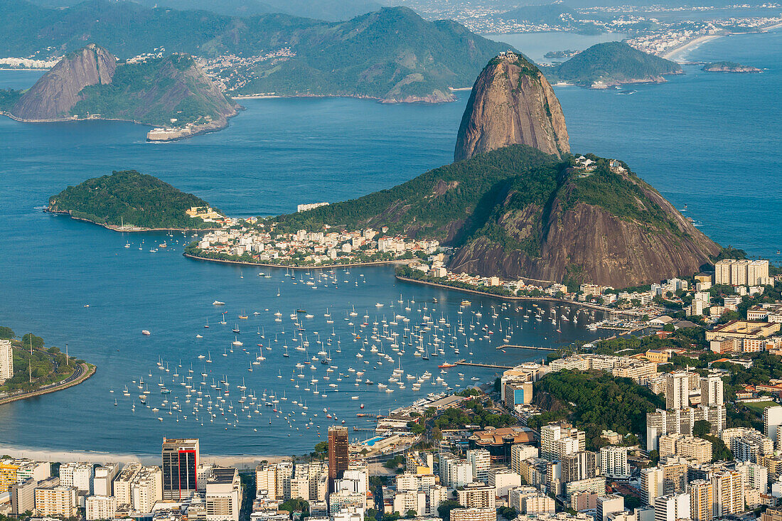 Luftaufnahme von Sugarloaf Berg und Yachthafen in Rio de Janeiro