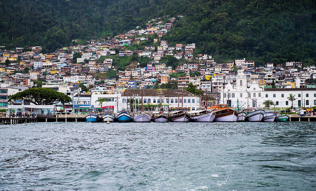 Hafen von Angra dos Reis aus dem Meer gesehen