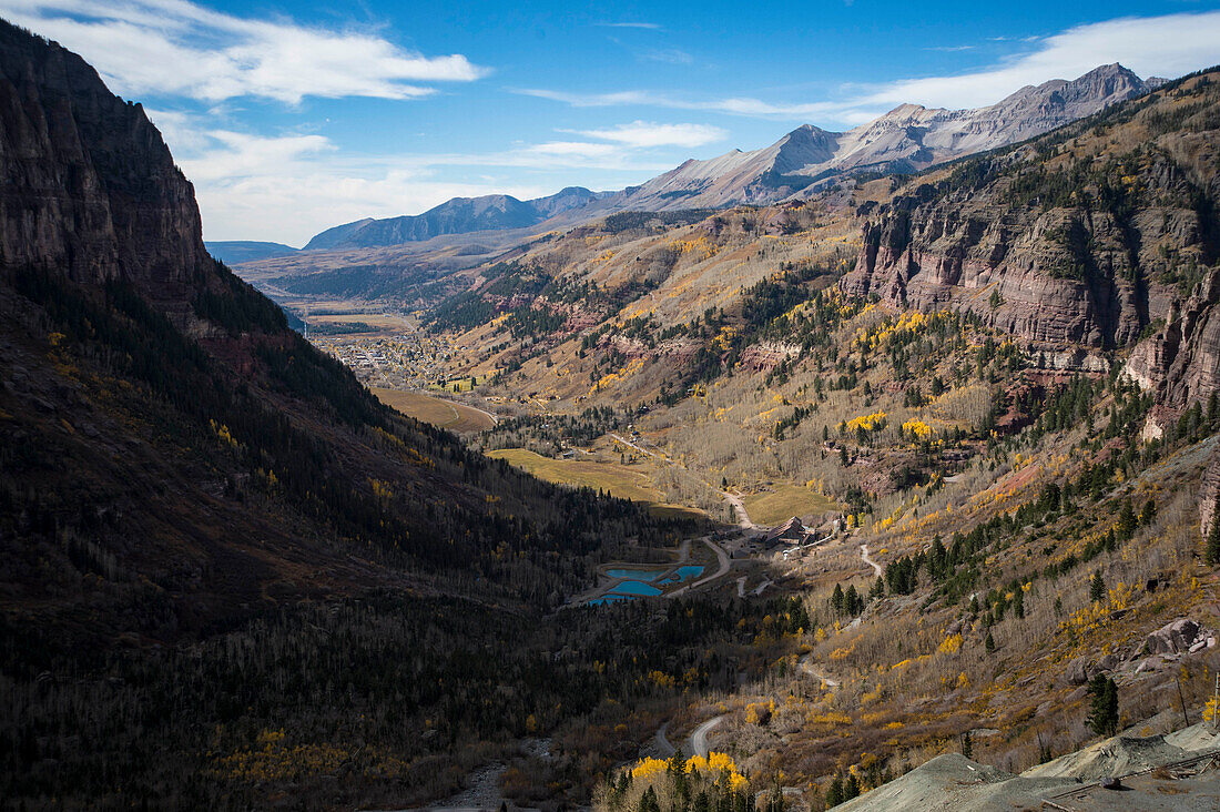 Überblick über Telluride Colorado bei einem sonnigen Herbst Nachmittag