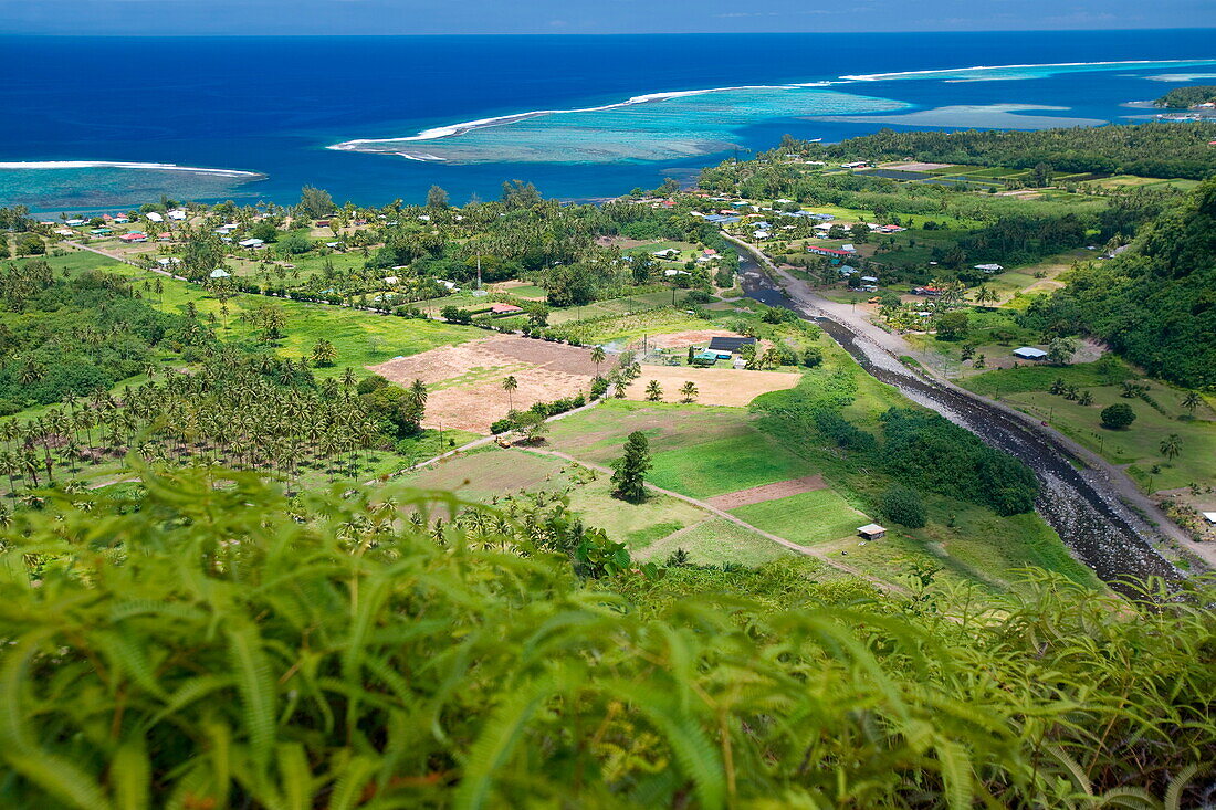 Überblick über Teahupoo Dorf entlang der Seeküste, Tahiti