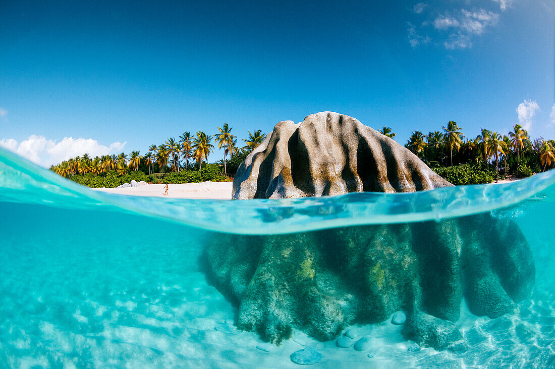 Rock auf einem sandigen Boden des Meeres in der Nähe der Bäder, British Virgin Islands