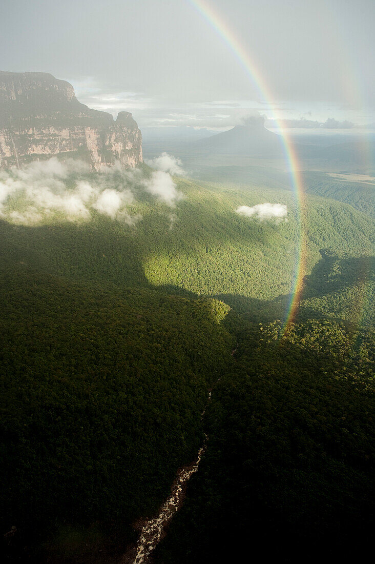 Landschaftslandschaft mit mehrfarbigem Regenbogen, Bolivar Staat, Venezuela