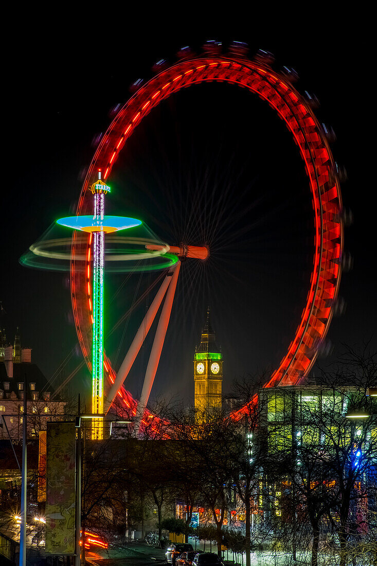 'Millennium Wheel und Big Ben umrahmt nachts; London, England'
