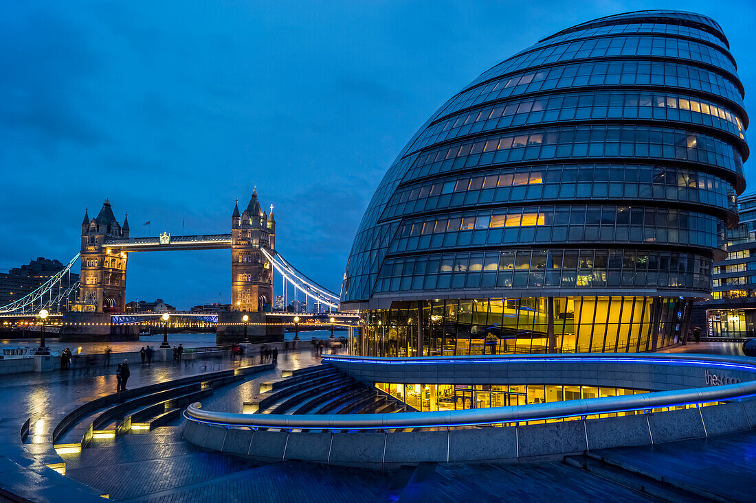 'Tower Bridge über die Themse in der Dämmerung; London, England'