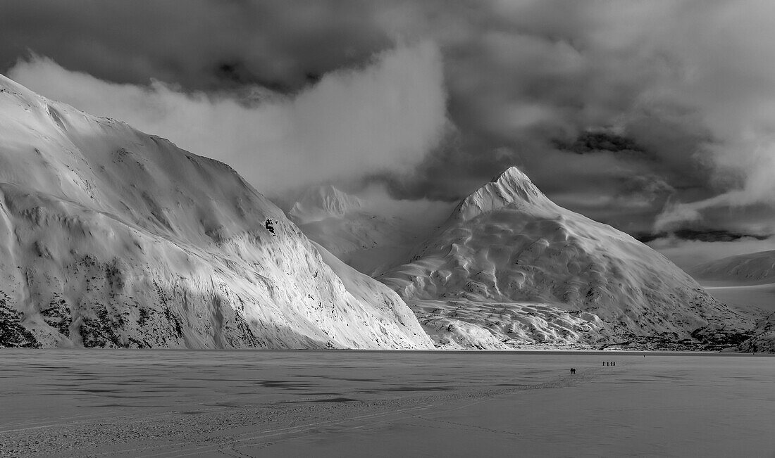 'Wanderer machen die Wanderung zum Portage Gletscher am Portage See im Winter, Süd-Zentral-Alaska; Alaska, Vereinigte Staaten von Amerika'