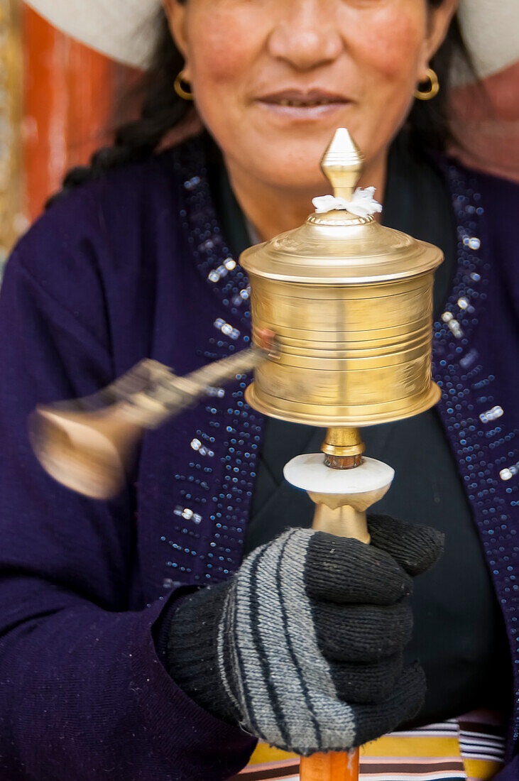 'Porträt einer tibetischen Frau beten in der großen tibetischen Stupa in Litang Dorf; Litang, Provinz Sichuan, China'