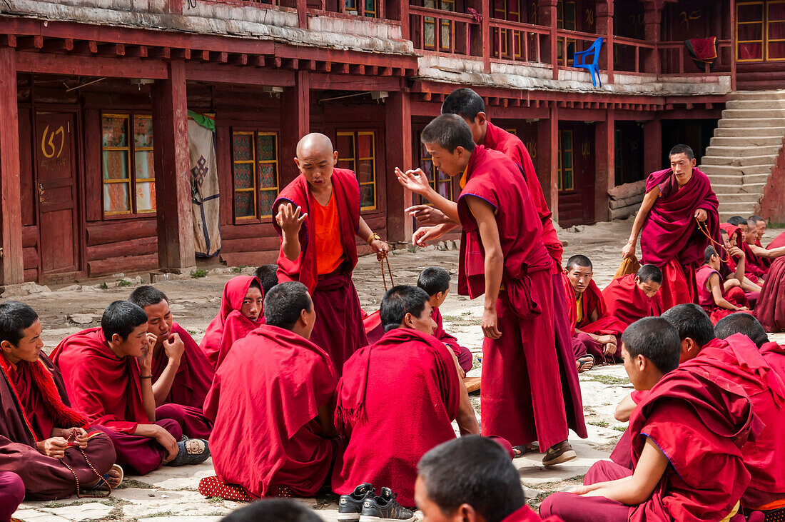 'Litang-Kloster, der Haupttempel, wo die jungen buddhistischen Mönche eine tibetische Debatte vorbereiten; Litang, Sichuan, China'