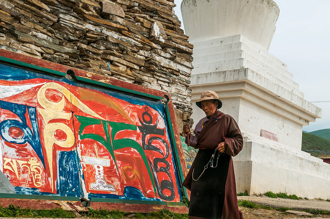 'Litang-Kloster, am Eingang in der Nähe der Stupa, viele Steine ??mit den Symbolen des Mantras ''Om Mani Padme Hum'', westlich von Sichuan Provinz geschnitzt; Litang, Sichuan, China'