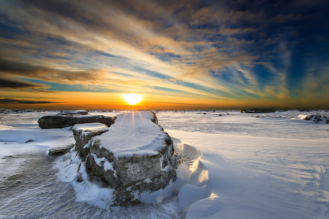 'Ein großer Eisblock auf gefrorenem Turnagain Arm bei Sonnenuntergang; Anchorage, Alaska, Vereinigte Staaten von Amerika'