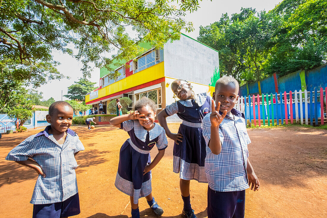 'Kleine Kinder bei den Schätzen Christliche Vorschule Pose für die Kamera; Kampala, Uganda'