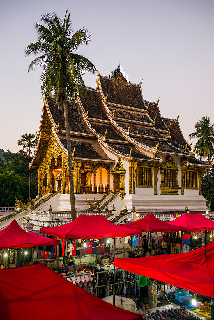 'Rote Zelte führen den Marktbereich mit einem buddhistischen Tempel; Luang Prabang, Provinz Luang Prabang, Laos'