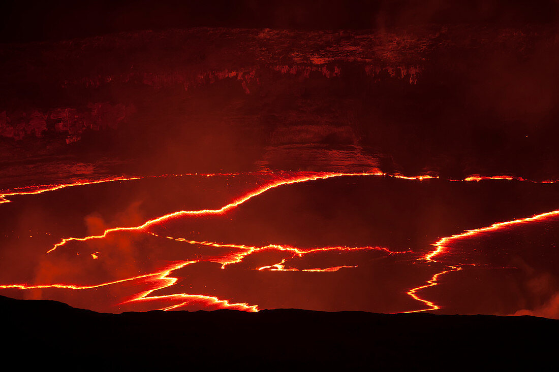 'Lava Eruption auf Krater Boden, Hawaii Volcanoes National Park; Insel Hawaii, Hawaii, Vereinigte Staaten von Amerika'