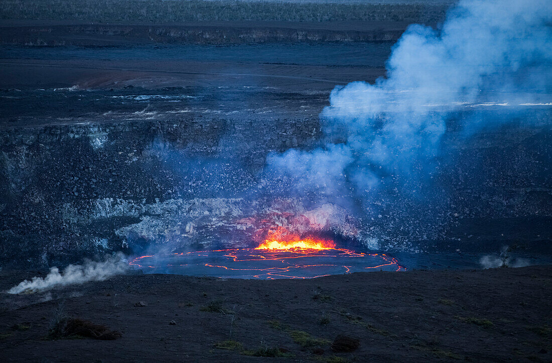 'Eruption am Halema'uma'u Krater, Kilauea Caldera, Hawaii Volcanoes Nationalpark; Insel Hawaii, Hawaii, Vereinigte Staaten von Amerika'